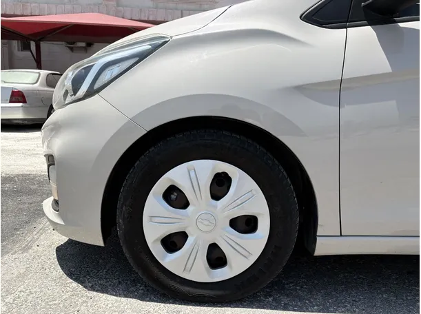 Car image 9