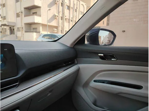 Car image 28