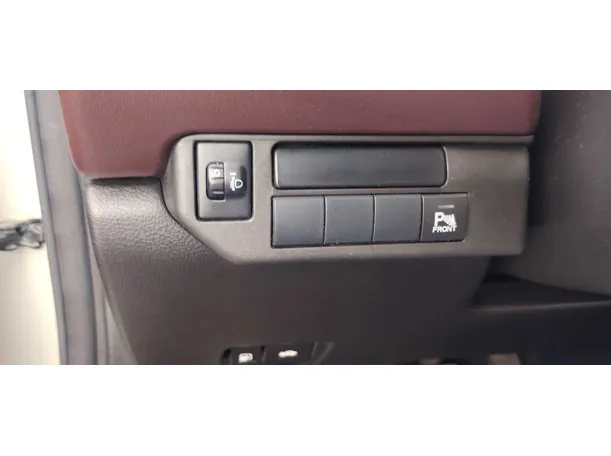 Car image 30