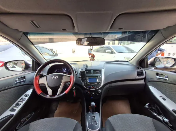Car image 17