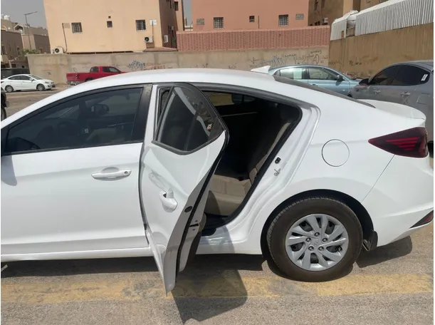 Car image 14