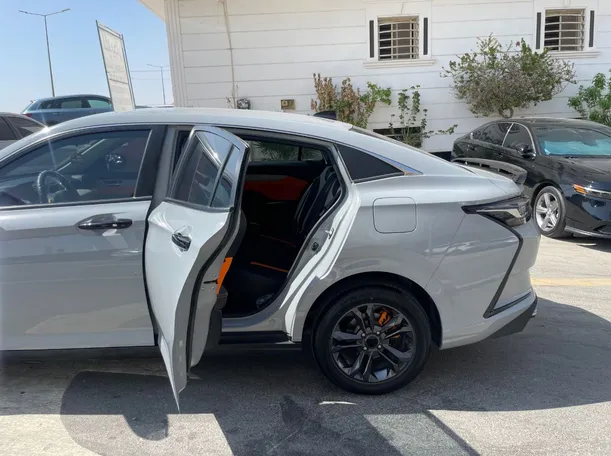 Car image 15