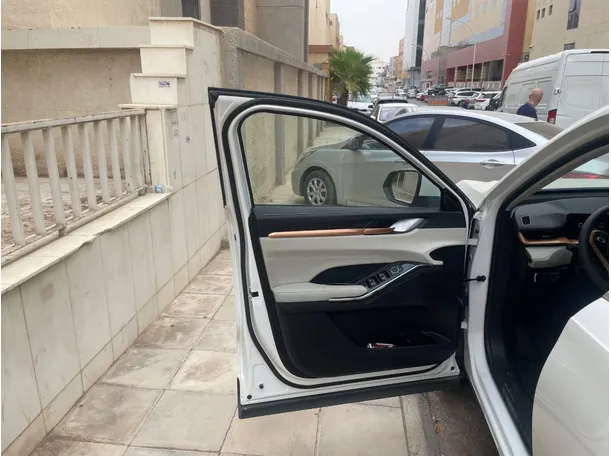 Car image 10