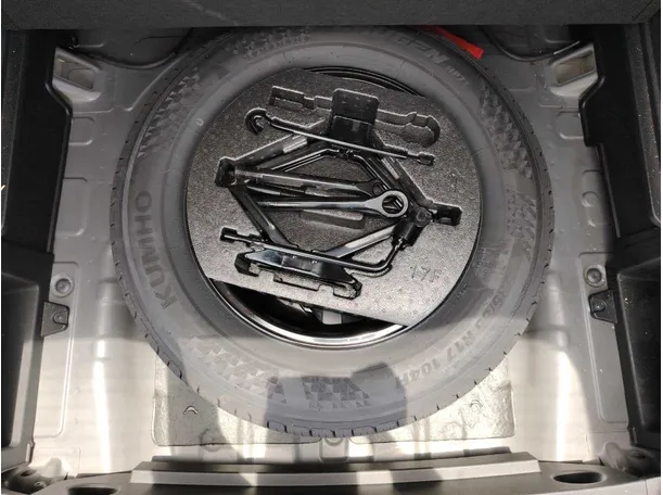 Car image 30