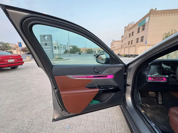 Car image 9