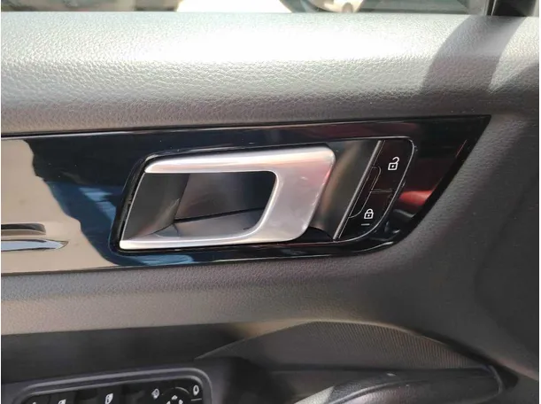 Car image 40