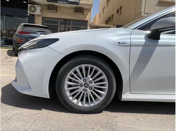 Car image 9