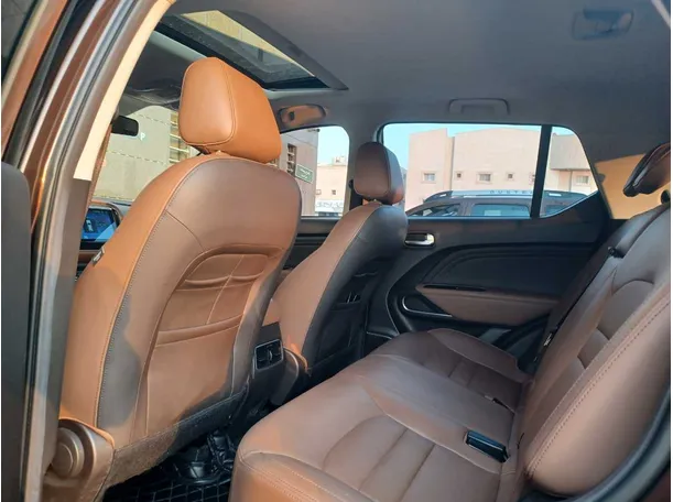 Car image 14