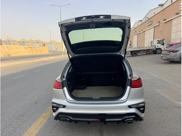Car image 19