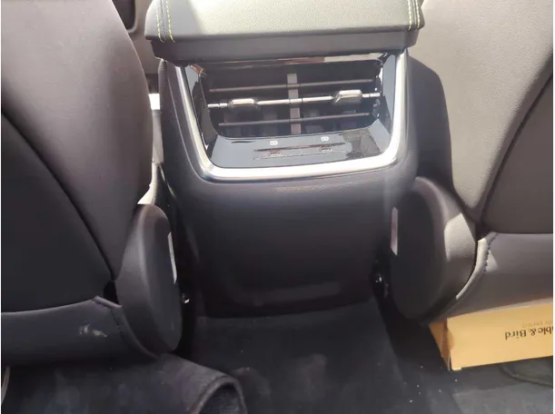 Car image 28