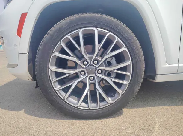 Car image 9