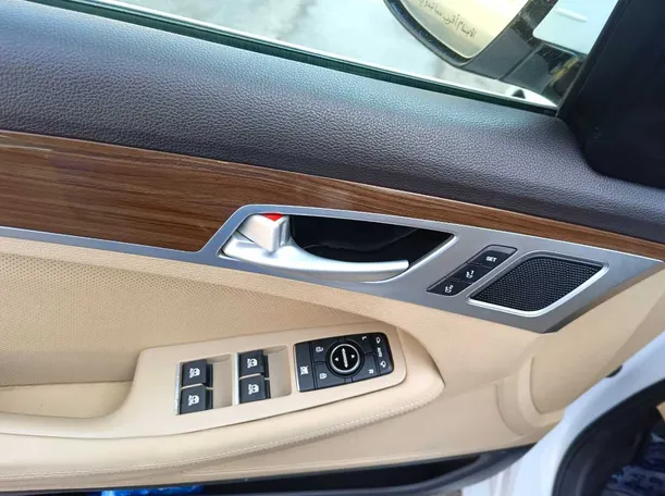 Car image 35