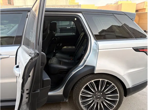Car image 15