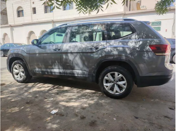 Car image 8