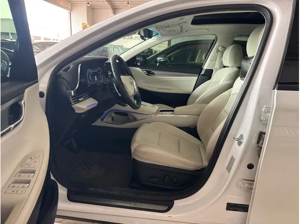 Car image 10