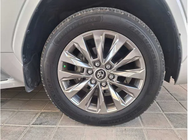 Car image 9