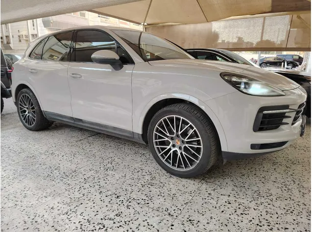 Car image 4