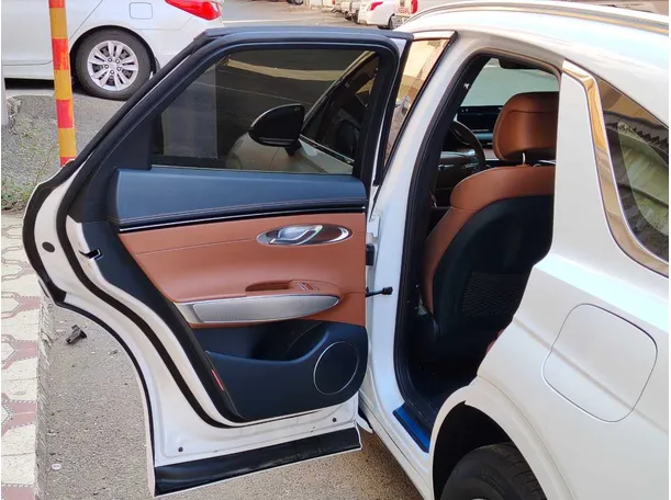 Car image 14