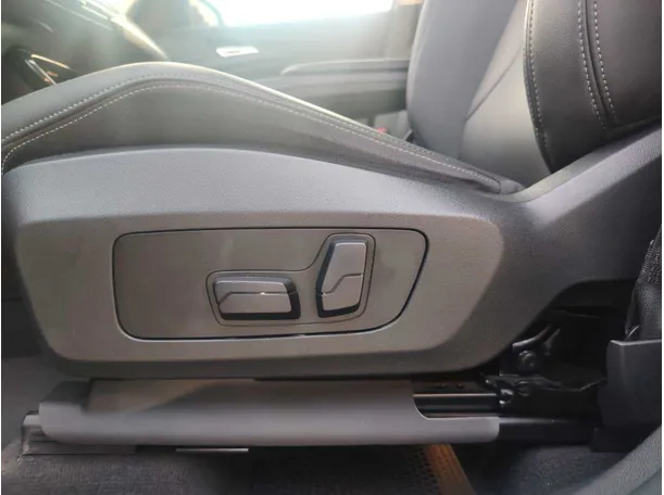 Car image 28