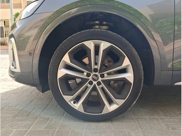 Car image 9