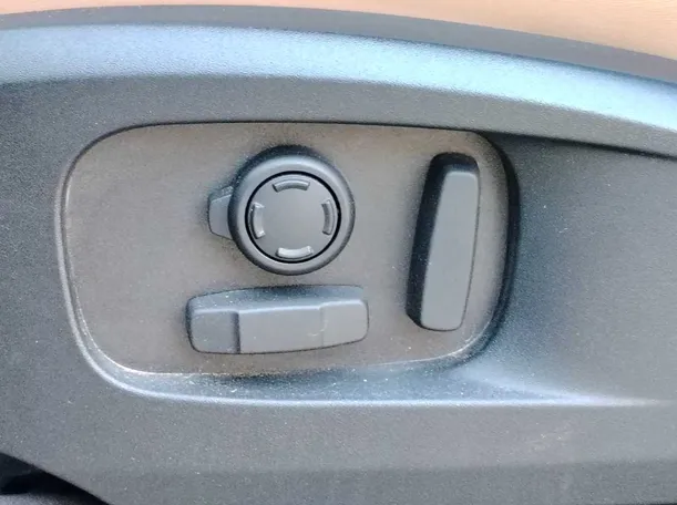 Car image 32