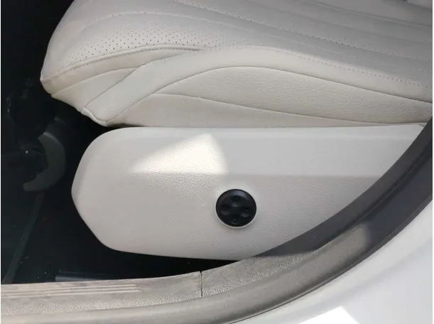 Car image 35