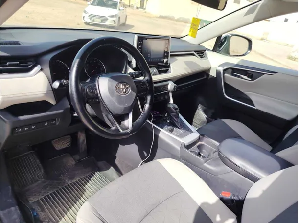 Car image 12