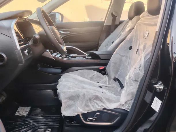 Car image 12