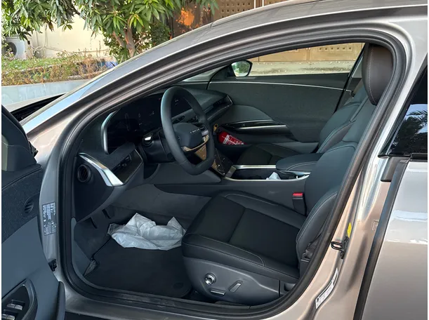 Car image 10
