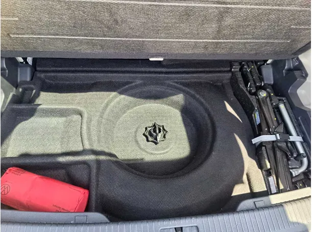 Car image 25