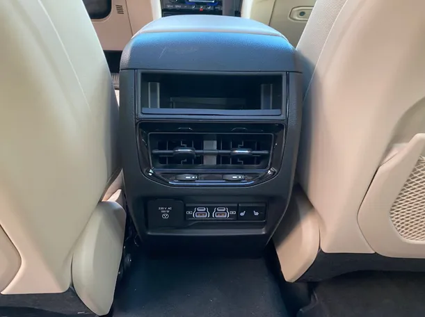Car image 30