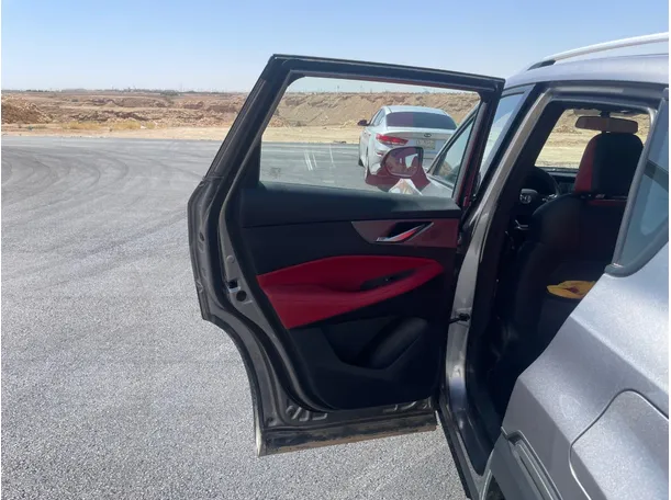 Car image 14