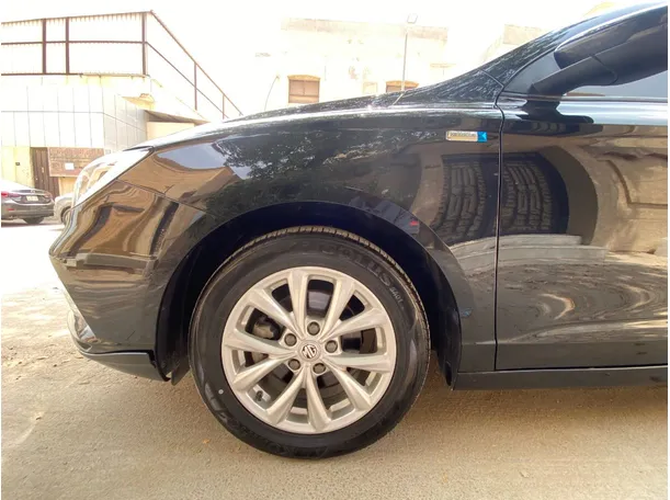 Car image 9