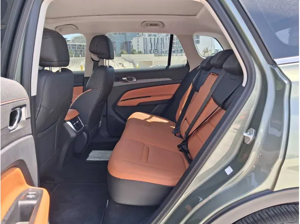 Car image 13