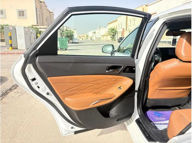 Car image 14