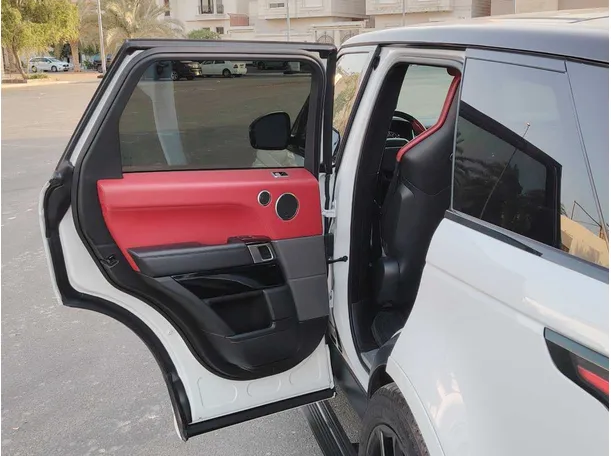 Car image 14