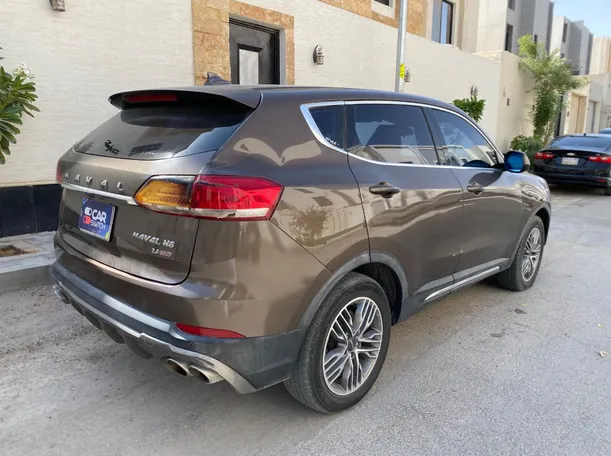 Car image 4
