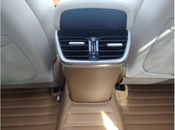Car image 29