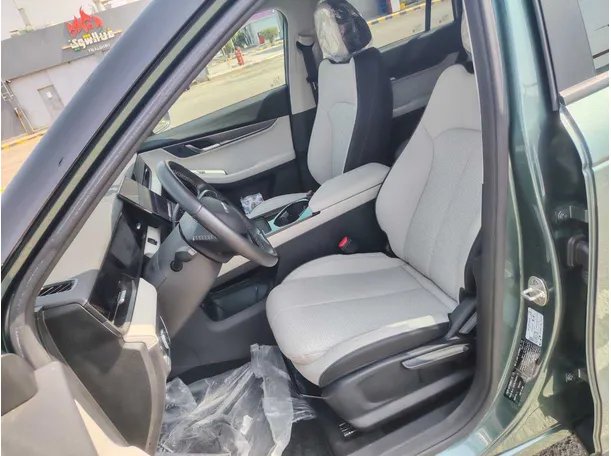 Car image 13