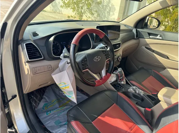 Car image 12
