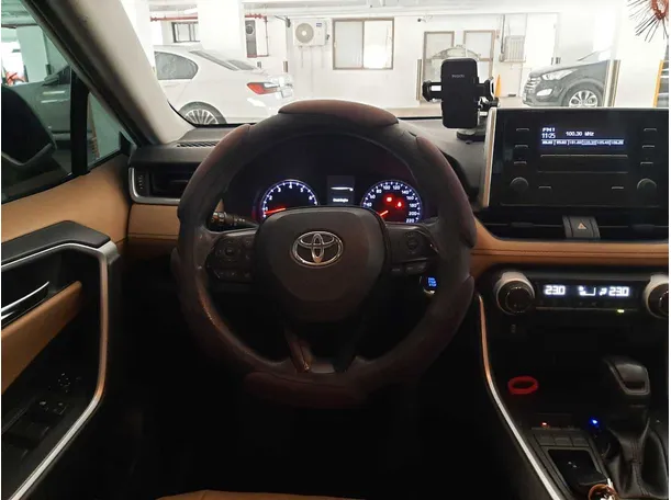 Car image 17