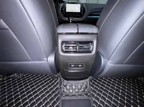 Car image 25