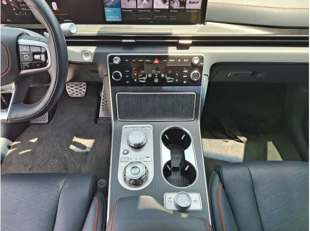 Car image 14