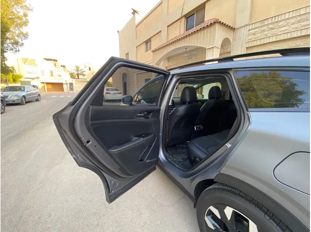 Car image 11