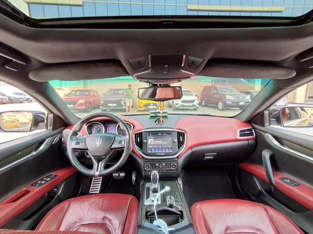 Car image 14