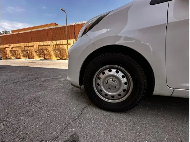 Car image 9