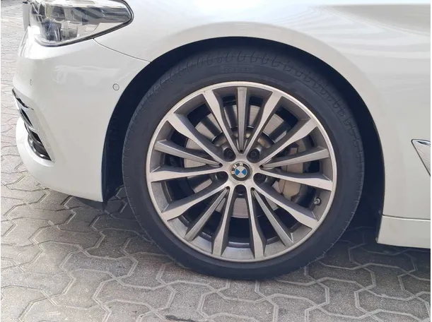 Car image 9