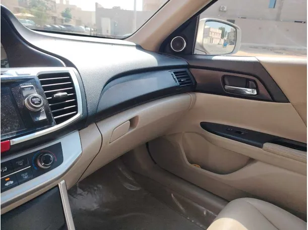 Car image 24
