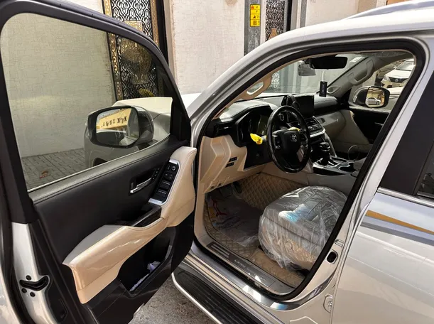Car image 11