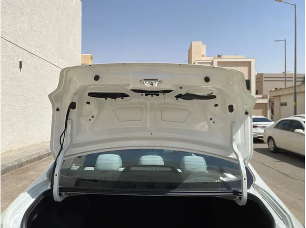 Car image 19